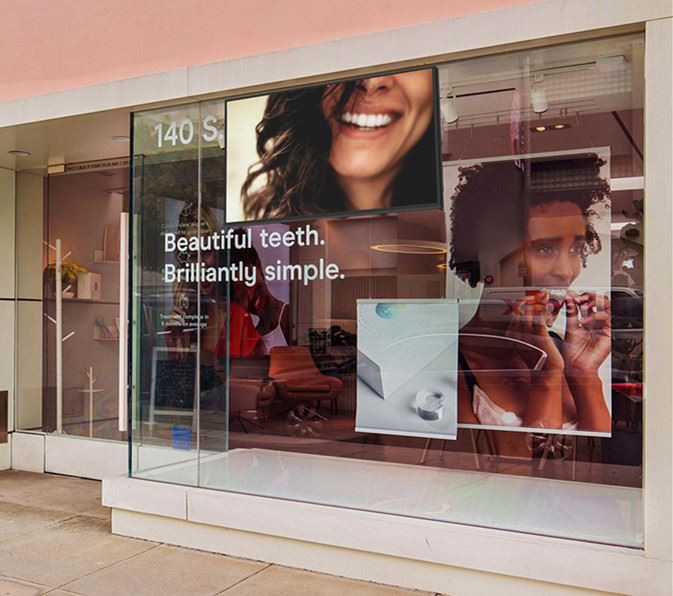 Digital Signage Window Facing 86 Inch Screen
